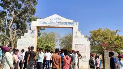 धर्म विरोधी पुस्तक व शिक्षा देने काआरोप, शिक्षिका के खिलाफ ग्रामीणों ने किया प्रदर्शन