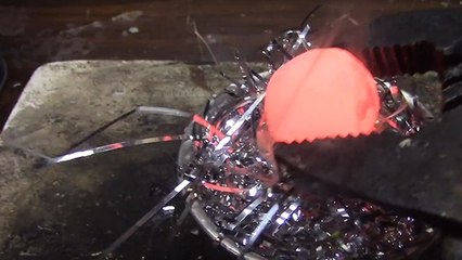 Voilà ce qui arrive à des guirlandes de Noël qui rencontrent la boule de nickel chaude