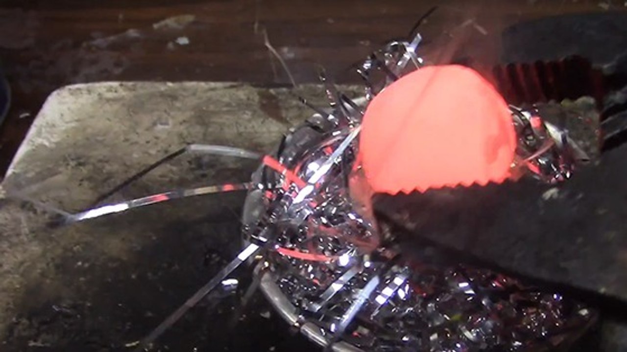 Voilà ce qui arrive à des guirlandes de Noël qui rencontrent la boule de nickel chaude