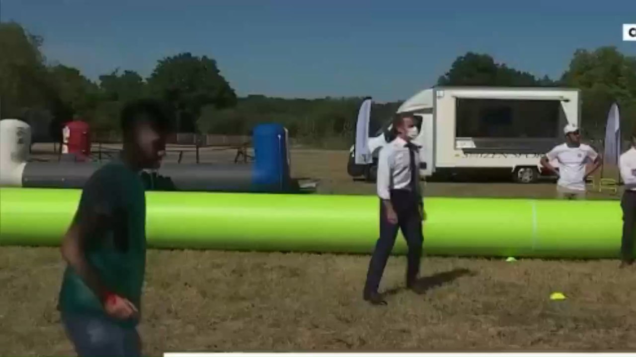 Emmanuel Macron zeigt sein 'Talent' als Fußballer: Das Netz amüsiert sich prächtig!