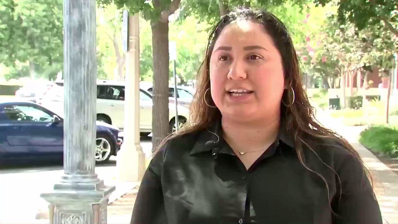 In letzter Minute: Polizistin rettet das Leben eines Mannes, der in Schienen feststeckt