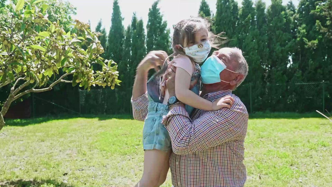 Coronavirus: Diese Gefahren drohen euch, wenn ihr immer dieselbe Maske tragt!