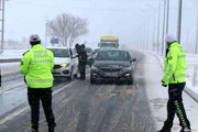 Aksaray - Konya yolu kar yağışı tipi ve buzlanma nedeniyle trafiğe kapatıldı