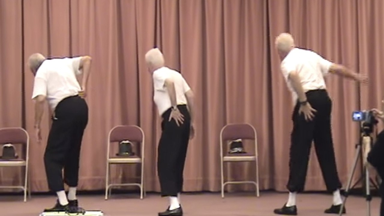 Ces trois papys réalisent une chorégraphie endiablée sur du Michael Jackson. Vous allez tomber sous leur charme !