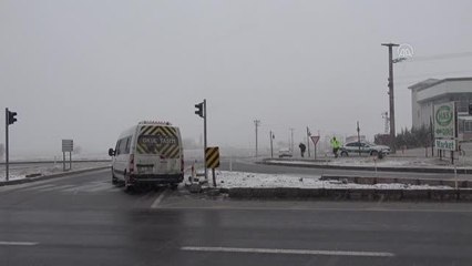 Kaldırıma çarpan servis minibüsündeki 4 kişi yaralandı