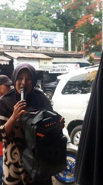 Suara merdu pengamen pasar