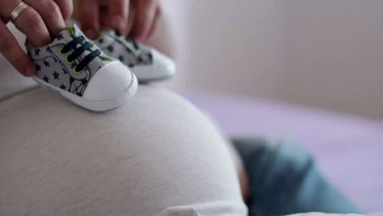 Mutter bricht in Tränen aus, als sie eine romantische Überraschung an ihrem Neugeborenen entdeckt