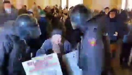 Rusya'da savaş karşıtı gösterilere katılan 77 yaşındaki kadın bile tutuklandı