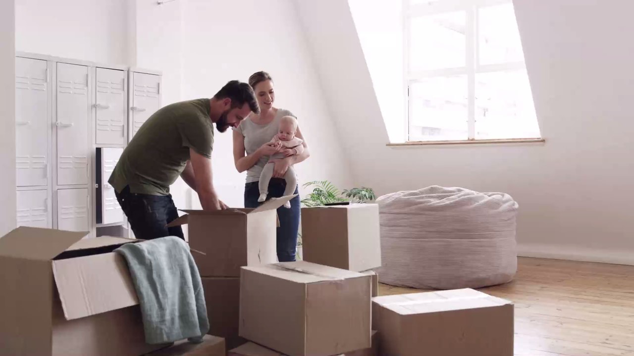 Baby wird gehörlos geboren, dann überraschen Nachbarn mit rührender Geste