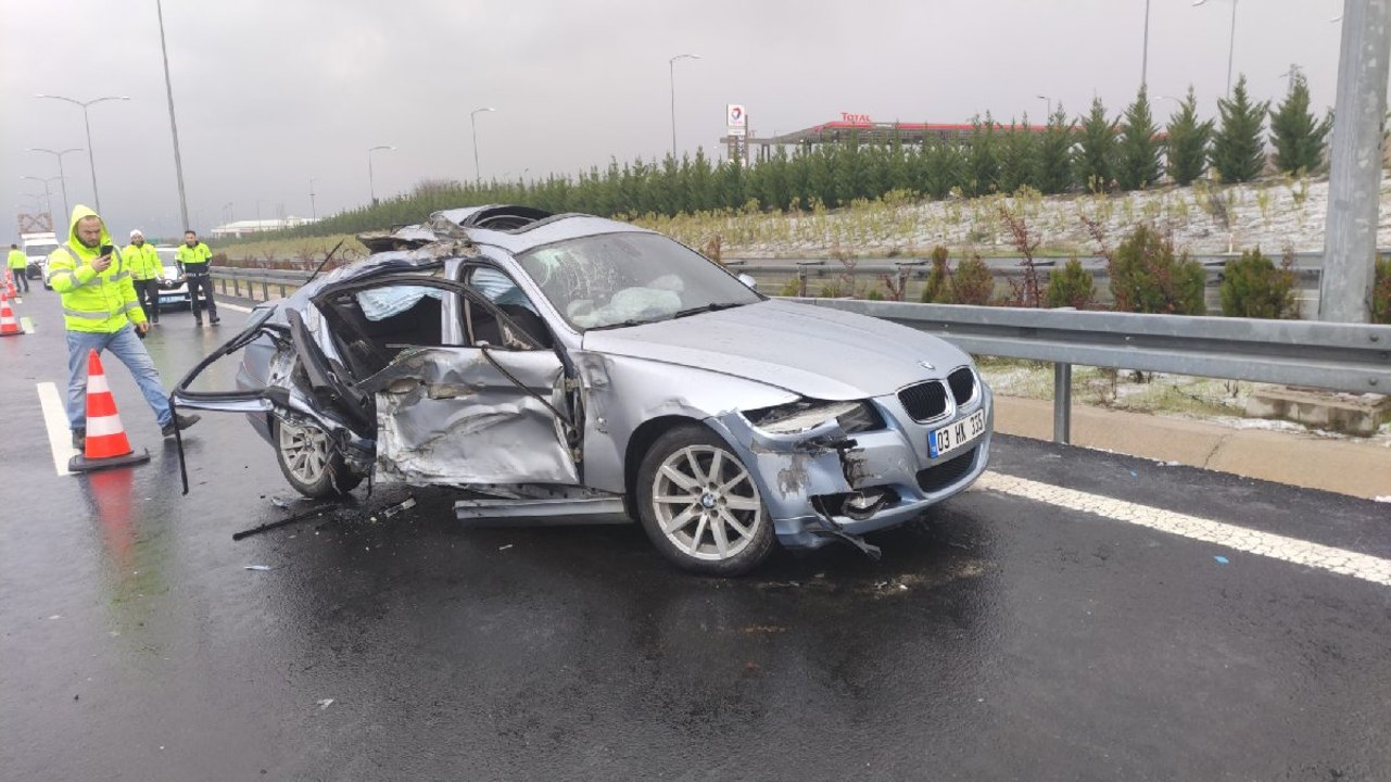 Kayganlaşan otoyolda feci kaza: 1 ölü, 3 yaralı