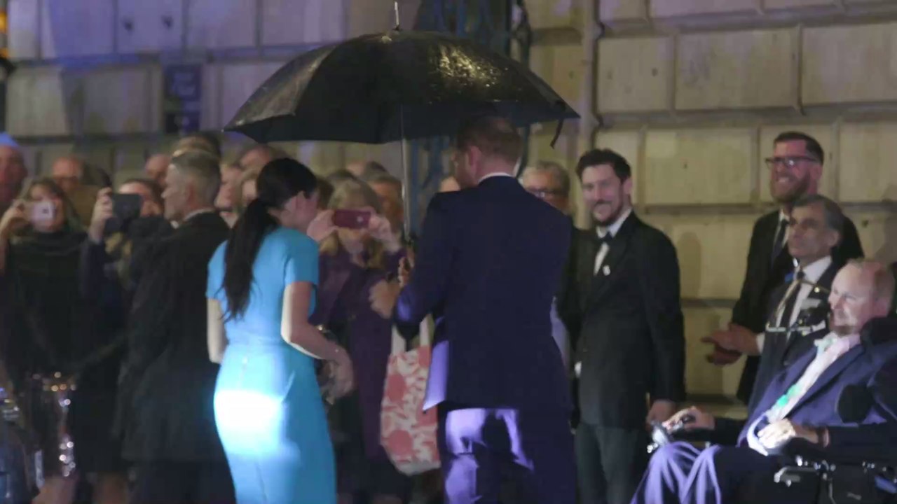 Zurück in London: Meghan sendet mit ihrem Kleid klare Botschaft an Victoria Beckham