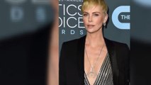 Schwindelerregende Einblicke: Charlize Theron in einem Metallic-Kleid