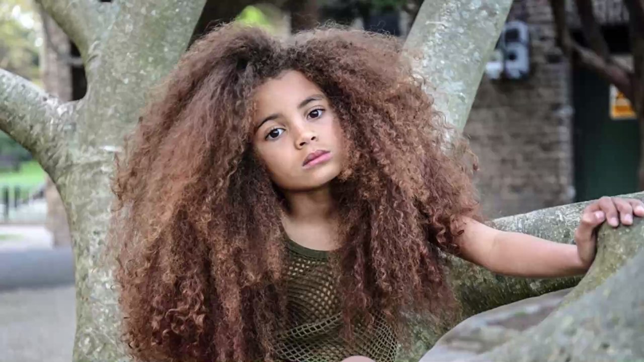 Wegen Schule: Kindermodel muss lange Haare abschneiden, aber Mutter hat ganz andere Lösung parat