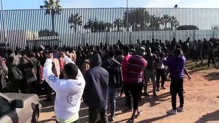 Segundo día de asalto a la valla de Melilla, centenares de migrantes consiguen saltarla