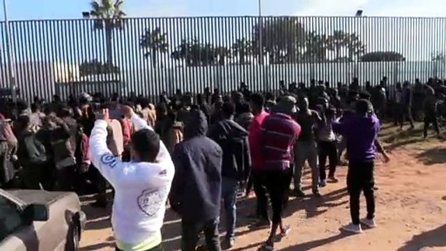 Segundo día de asalto a la valla de Melilla, centenares de migrantes consiguen saltarla