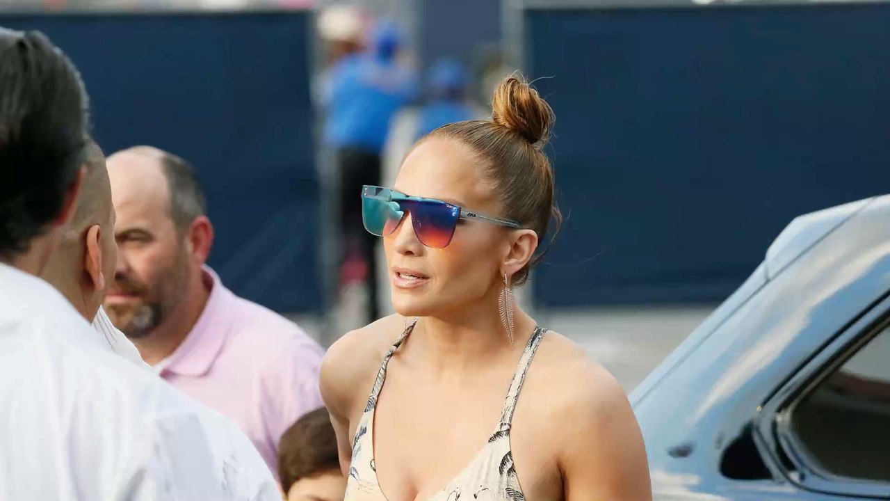 Jennifer Lopez enthüllt ihre Bauchmuskeln in gewagtem Leoparden-Bikini