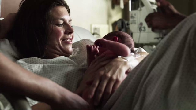 Glamourös im Kreißsaal: Influencerin gibt über 3.000 Euro für ihr Aussehen bei Geburt aus