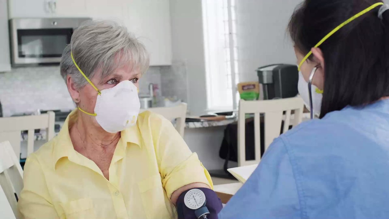 'Mein Hund fehlt': Jacob-Sister Eva spricht über Einsamkeit in Corona-Isolation