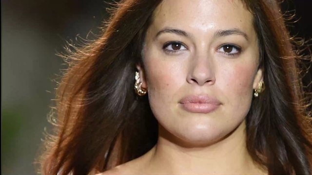 Ashley Graham celebrates women's curves by posting a naked selfie