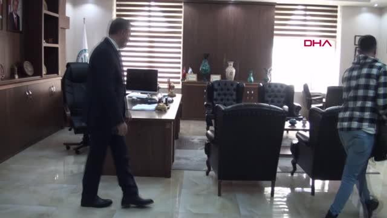 SOSYAL MEDYA HESABINDA 'CANIM SIKILIYOR' PAYLAŞIMI YAPAN ÖĞRENCİYİ REKTÖR MAKAMINDA AĞIRLADI