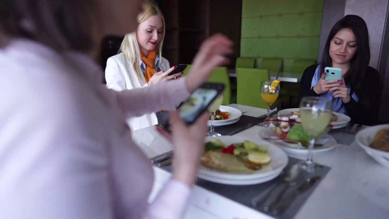 Trotz Kantinenessen: So könnt ihr euch auch an der Arbeit gesund ernähren