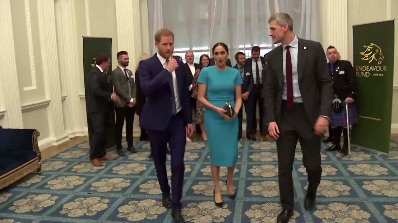 'Hilflos' und 'besorgt': Prinz Harry macht sich große Sorgen um Charles und die Queen