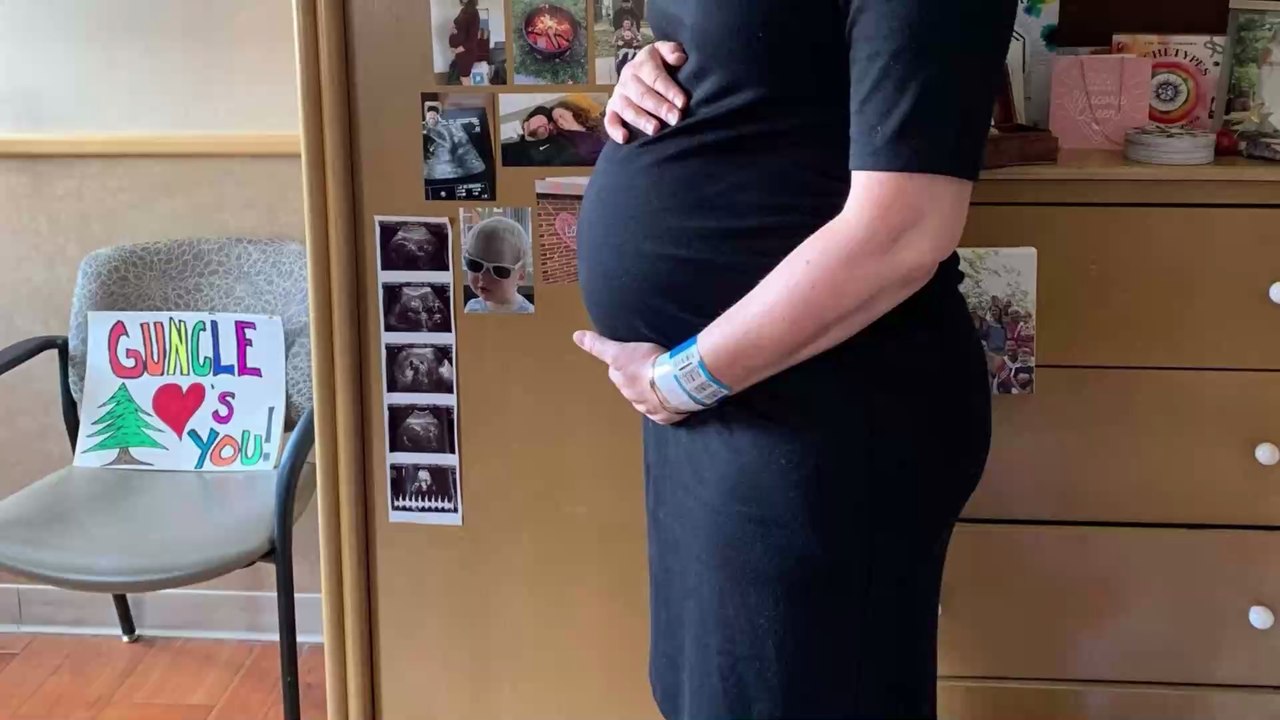 Date Night trotz Besuchsverbot: Mann überrascht seine schwangere Frau vor dem Krankenhaus