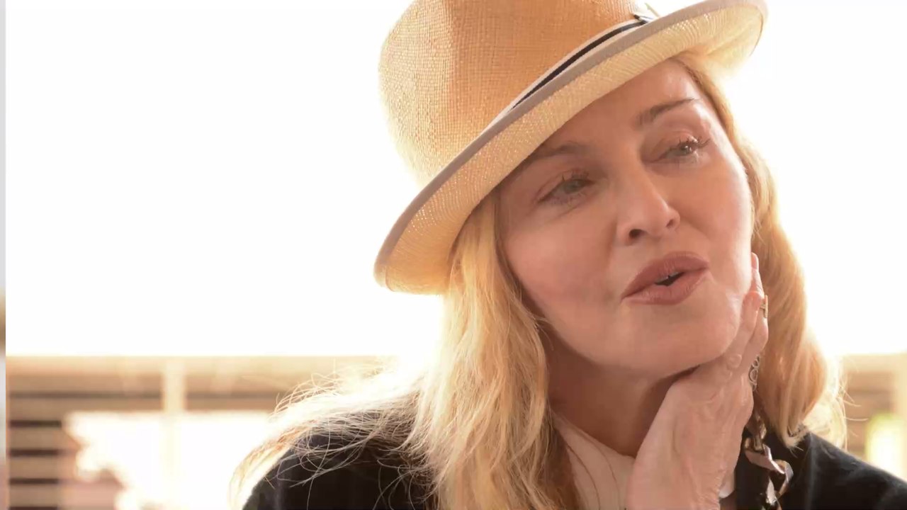 Nach 8 Monaten Schmerzen: Madonna kündigt in Unterwäsche endlich Behandlung an