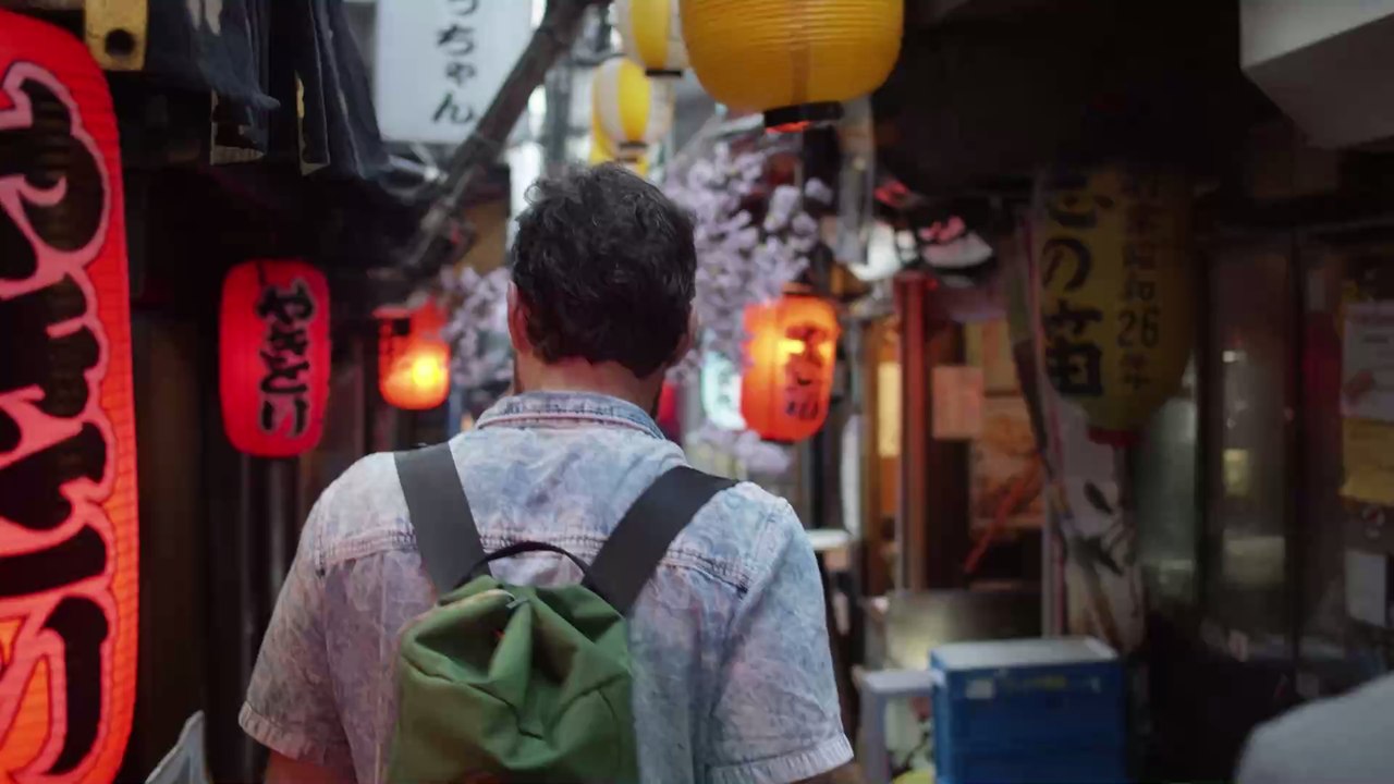 Corona-Märchen: Rehe spazieren unter Kirschblüten in japanischem Park