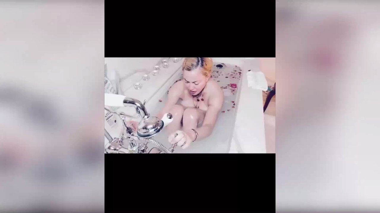 'Wir gehen zusammen unter': Madonna postet bizarres Quarantäne-Video aus der Badewanne