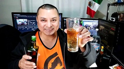 wisky passport scotch descorche destapando una botella con hielo y agua mineral de manantial exelente bebida para relajarse