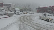 Tokat-Sivas kara yolunda yoğun kar nedeniyle ulaşımda aksama yaşanıyor