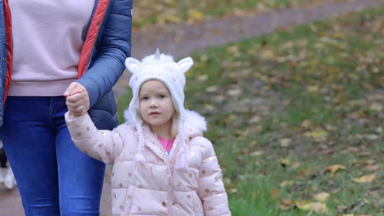 Wütender Schwan in Not: Dann will ihm 5-jähriges Mädchen zu Hilfe kommen