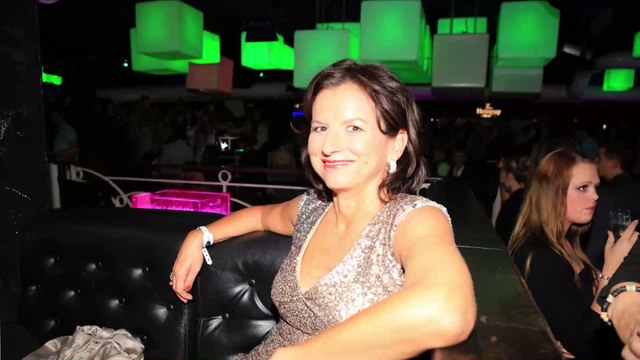 Champagner fließt in Strömen : Claudia Obert lässt für Jenny Elvers die Korken knallen