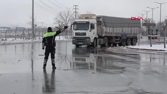 KONYA VE AKSARAY'DA KAR YAĞIŞI; ŞEHİRLER ARASI ULAŞIM AKSIYOR