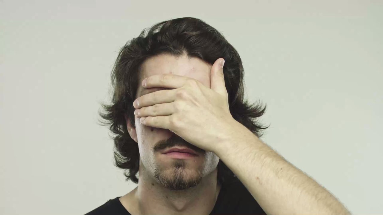 Nicht nur wegen Keimen: Darum solltet ihr euch nicht ins Gesicht fassen