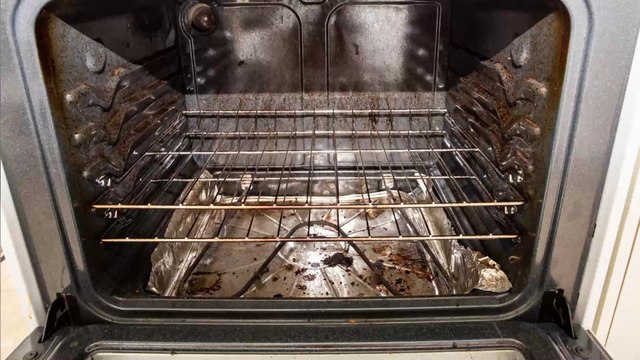 Lifehack: So glänzt euer Ofen innerhalb weniger Minuten wieder wie neu