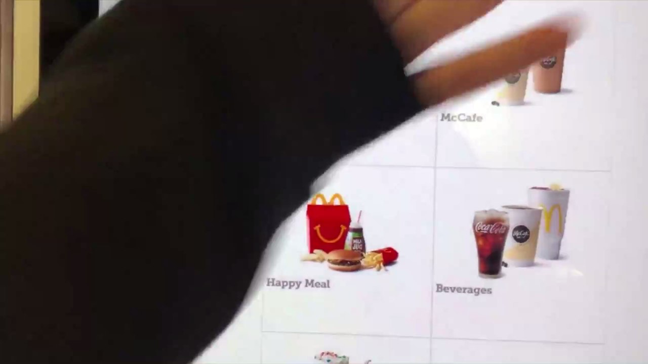 Sie öffnet ein 6 Jahre altes Happy Meal und kann nicht glauben, was sie sieht