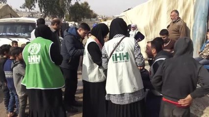 "Dünyayı iyilik ısıtacak" diyerek İdlib'de savaş mağdurlarının yüreğini ısıttılar