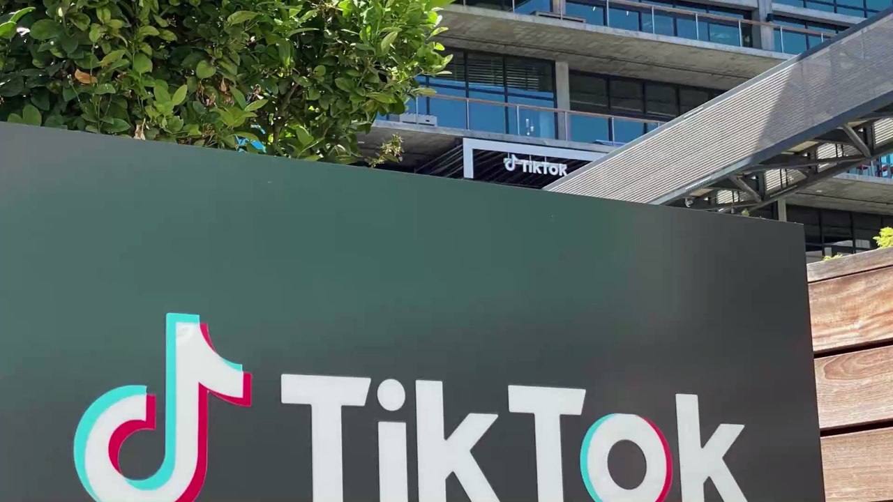 Teenagerin filmt sich auf TikTok: Da stürzt ihre Mutter von oben durch die Decke (Video)