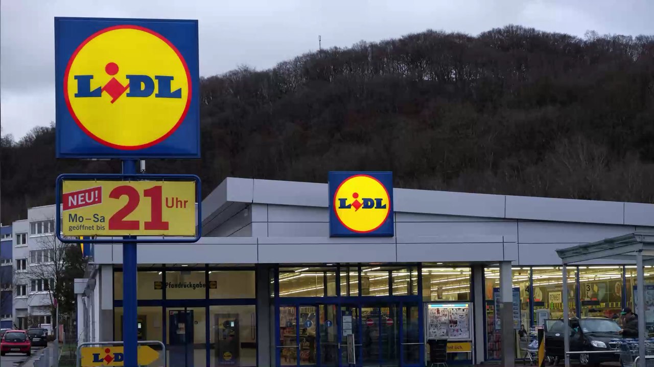 Lidl-Kundin empört über diese Sache, die Frau mit ihrem Hund macht