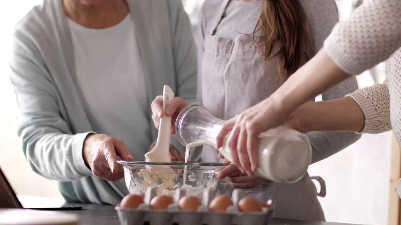 Oma backt mit kleinem Enkel: Was der Junge treibt, ist zu witzig (Video)!