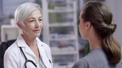 Plötzlich Akne, Bartwuchs oder Übergewicht? Bei diesen Zeichen von PCOS solltet ihr reagieren