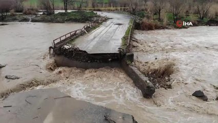 Şiddetli yağış köprüyü yıktı, arazileri sular altında bıraktı