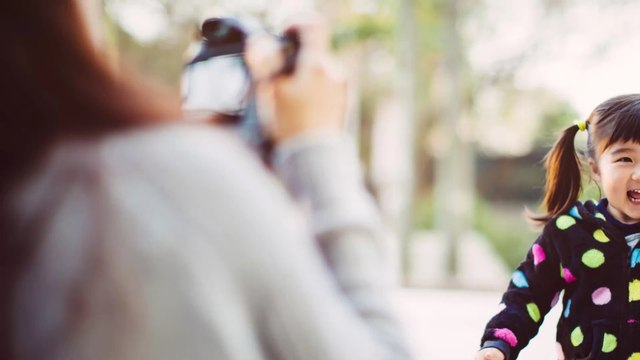 Mutter fotografiert Tochter: Ein Detail auf dem Schnappschuss veranlasst sie, die Polizei zu rufen