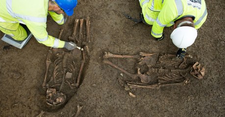 En Angleterre, les archéologues ont découvert ces deux hommes enterrés près de leurs jambes tranchées