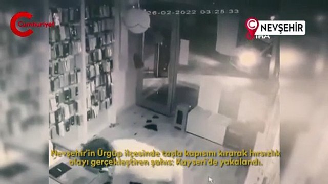 Hırsızlık için girdiği işyerinin kapısını taşla kırdı