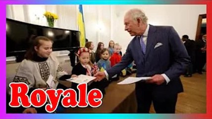 'Gloire à l'Ukraine!' Le prince Charles acc3pte le panneau ''Stop Poutine'' d'une adorable écolière