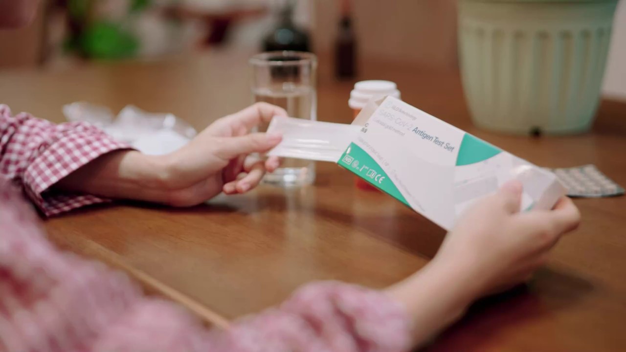 Polizei ermittelt: Frau missachtet Corona-Quarantäne und steckt Nachbarn tödlich an