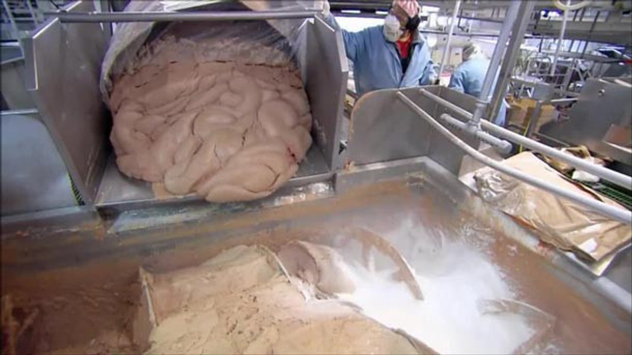 Voilà comment sont vraiment fabriquées les saucisses industrielles